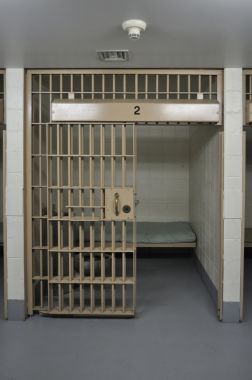 监狱中的一个小镇的单元格图片