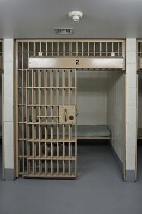 监狱中的一个小镇的单元格图片