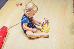 可爱的小男孩正在玩一个教育玩具