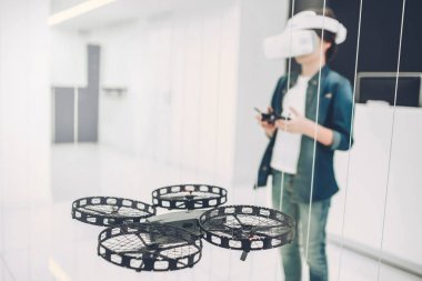 男孩在 quadcopter 商店