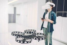 男孩在 quadcopter 商店