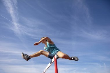 确定男运动员跳过跨栏的低角度