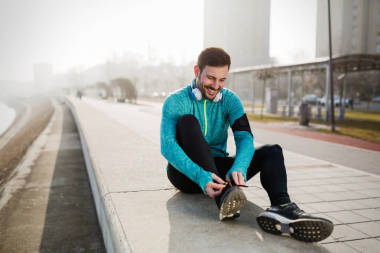 健康确定运动员健身锻炼的慢跑户外