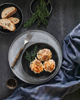 家庭烹饪。为节日烘烤的肉丸在盘