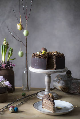 装饰假日餐桌上自制复活节蛋糕切片特写