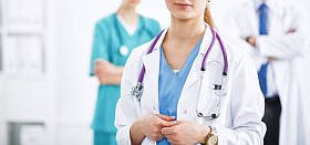 站着听诊器在医院的女医生图片