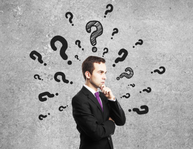 問題標記的男人