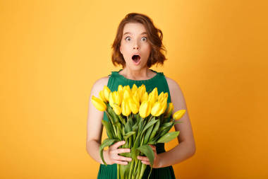 在橙色的黃色郁金香花束震驚婦女的肖像