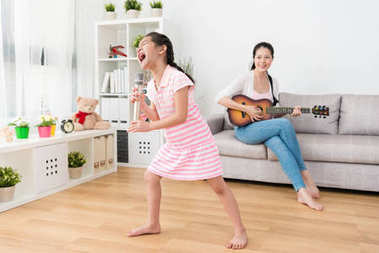 女儿举行独奏音乐 女儿举行独奏音乐
