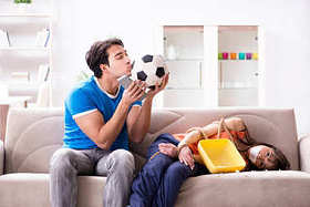 男子捆绑他的妻子看体育足球图片