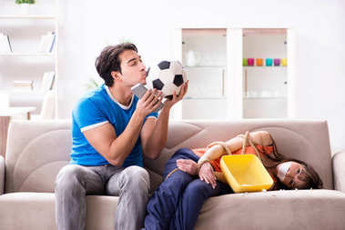 男子捆绑他的妻子看体育足球图片 男子捆绑他的妻子看体育足球图片