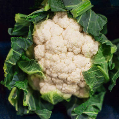 小摊上的有机花椰菜图片