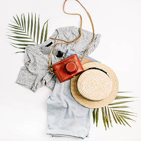 妇女时尚旅行 flatlay。复古相机, 稻草, 短裤, 太阳镜和热带棕榈叶。顶部视图, 平躺