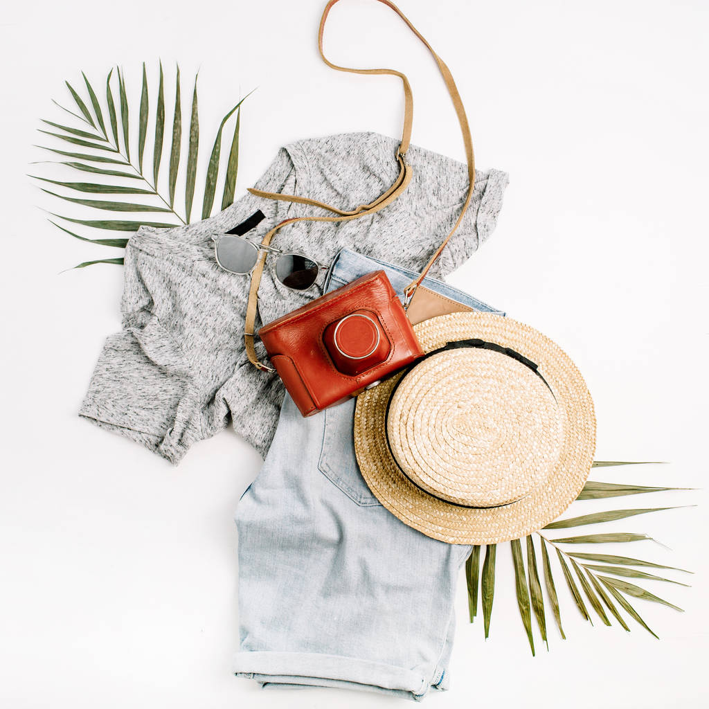 妇女时尚旅行 flatlay。复古相机, 稻草, 短裤, 太阳镜和热带棕榈叶。顶部视图, 平躺