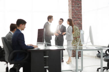 年輕的企業(yè)工作人員與啟動現(xiàn)代辦公室