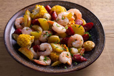 蝦配香腸, 新土豆和甜玉米。單片蝦仁配香腸和蔬菜