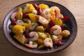 虾配香肠, 新土豆和甜玉米。单片虾仁配香肠和蔬菜