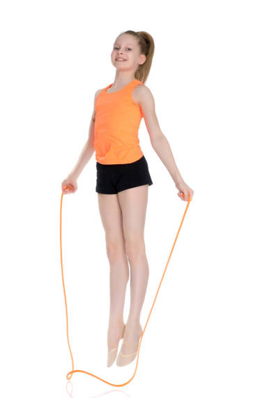 一個(gè)女體操運(yùn)動(dòng)員用跳繩進(jìn)行練習(xí)