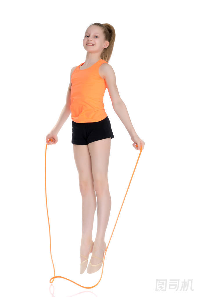 一個(gè)女體操運(yùn)動(dòng)員用跳繩進(jìn)行練習(xí)