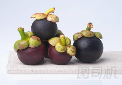 山竹水果和截面顯示的厚厚的紫色皮膚