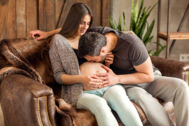 情侶相愛懷孕擁抱, 等待嬰兒