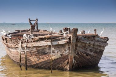 空曠的海灘，船在海中