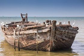 空旷的海滩，船在海中