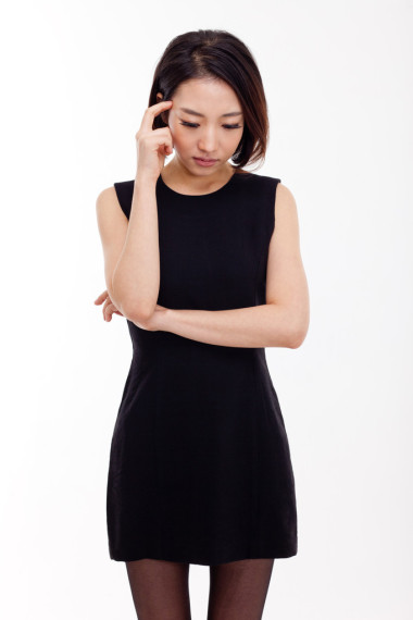 郁悶?zāi)贻p亞裔女子