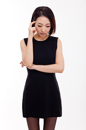 郁闷年轻亚裔女子