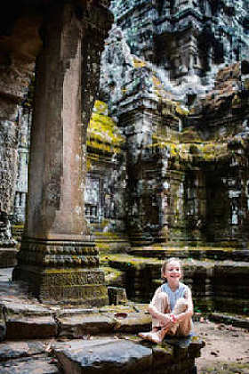 在暹粒，柬埔寨的吴哥窟古刹的小女孩