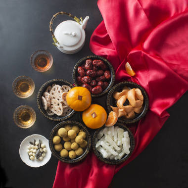 平放中式新年餐飲及裝飾用品。文本顯示在圖像中: 繁榮