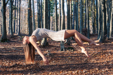 懸浮的年輕女子在樹(shù)林里的肖像