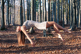 悬浮的年轻女子在树林里的肖像