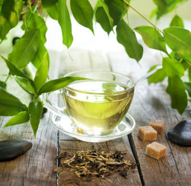 在木板上用綠色的樹葉上茶
