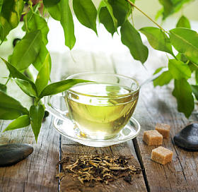 在木板上用绿色的树叶上茶
