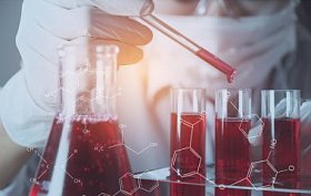 研究员与玻璃实验室化学试管用液体为分析, 医学, 药剂和科学研究概念