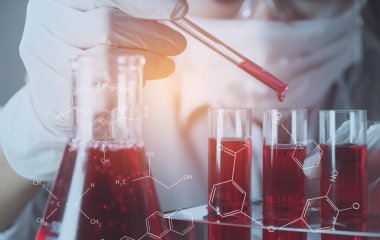 研究员与玻璃实验室化学试管用液体为分析, 医学, 药剂和科学研究概念