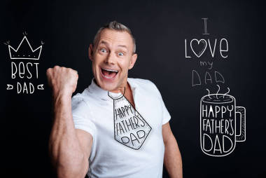 兴奋的人看着快乐, 而庆祝父亲