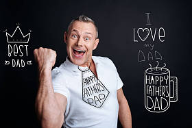 兴奋的人看着快乐, 而庆祝父亲