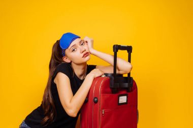 哀伤的妇女游人坐在手提箱旁边, 假期 哀伤的妇女游人坐在手提箱旁边, 假期