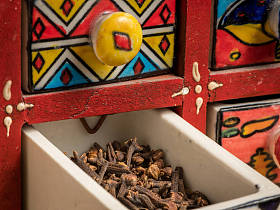 带抽屉的小彩盒, 用于香料, 打开抽屉