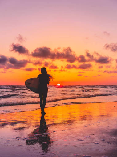 女孩站起来桨寄宿 