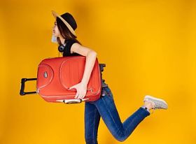 快乐的妇女与手提箱, 假期, 独立旅