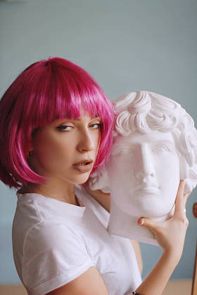 美丽的女孩在粉红色的假发图片