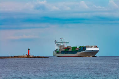 灰色集裝箱船正在進(jìn)行圖片