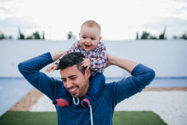 快乐的父亲和他的孩子一起玩