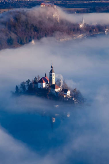 令人惊叹的日出在湖流血从 Ojstrica 观点, 斯洛文尼亚, 