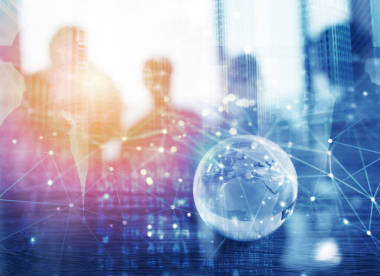 在辦公室與全球網(wǎng)絡(luò)連接效果合作的商家。團(tuán)隊(duì)合作和伙伴關(guān)系的概念。雙重曝光