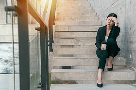 企业妇女疲倦和忧虑与生活图片