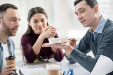 快樂的同事看了一會兒小塑料模型